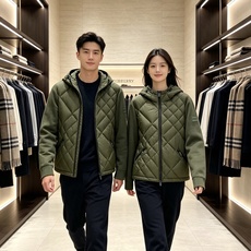 Burberry 巴宝莉 2026秋冬轻熟风菱格连帽羽绒服,菱形分格充绒,上身轻盈蓬松不压身;衣身羽绒面料搭配针织拼接衣 Burberry 巴宝莉 2026秋冬轻熟风菱格连帽羽绒服,菱形分格充绒,上身轻盈蓬松不压身;衣身羽绒面料搭配针织拼接衣