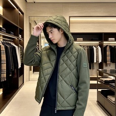Burberry 巴宝莉 2026秋冬轻熟风菱格连帽羽绒服,菱形分格充绒,上身轻盈蓬松不压身;衣身羽绒面料搭配针织拼接衣 Burberry 巴宝莉 2026秋冬轻熟风菱格连帽羽绒服,菱形分格充绒,上身轻盈蓬松不压身;衣身羽绒面料搭配针织拼接衣