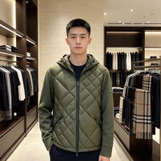 Burberry 巴宝莉 2026秋冬轻熟风菱格连帽羽绒服,菱形分格充绒,上身轻盈蓬松不压身;衣身羽绒面料搭配针织拼接衣 Burberry 巴宝莉 2026秋冬轻熟风菱格连帽羽绒服,菱形分格充绒,上身轻盈蓬松不压身;衣身羽绒面料搭配针织拼接衣