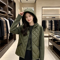 Burberry 巴宝莉 2026秋冬轻熟风菱格连帽羽绒服,菱形分格充绒,上身轻盈蓬松不压身;衣身羽绒面料搭配针织拼接衣 Burberry 巴宝莉 2026秋冬轻熟风菱格连帽羽绒服,菱形分格充绒,上身轻盈蓬松不压身;衣身羽绒面料搭配针织拼接衣