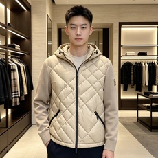 Burberry 巴宝莉 2026秋冬轻熟风菱格连帽羽绒服,菱形分格充绒,上身轻盈蓬松不压身;衣身羽绒面料搭配针织拼接衣 Burberry 巴宝莉 2026秋冬轻熟风菱格连帽羽绒服,菱形分格充绒,上身轻盈蓬松不压身;衣身羽绒面料搭配针织拼接衣