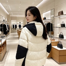 Lv 2026秋冬新款潮流爆款黑白撞色连帽羽绒服,男女同款,实体店超好走量。 衣身低调暗纹老花满印,高密防钻绒面料,分格 Lv 2026秋冬新款潮流爆款黑白撞色连帽羽绒服,男女同款,实体店超好走量。 衣身低调暗纹老花满印,高密防钻绒面料,分格