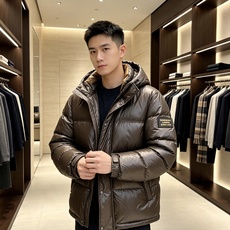 Burberry 2026秋冬新款巴宝莉连帽羽绒服 高级棕亮面面料,分格充绒不跑棉,蓬松保暖不显臃肿 内里经典格纹内衬, Burberry 2026秋冬新款巴宝莉连帽羽绒服 高级棕亮面面料,分格充绒不跑棉,蓬松保暖不显臃肿 内里经典格纹内衬,
