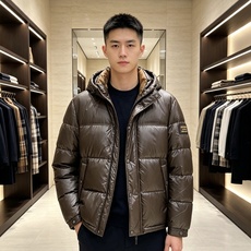 Burberry 2026秋冬新款巴宝莉连帽羽绒服 高级棕亮面面料,分格充绒不跑棉,蓬松保暖不显臃肿 内里经典格纹内衬, Burberry 2026秋冬新款巴宝莉连帽羽绒服 高级棕亮面面料,分格充绒不跑棉,蓬松保暖不显臃肿 内里经典格纹内衬,