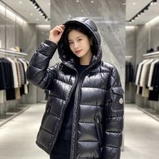 moncler 蒙口 2026秋冬新款连帽羽绒服 军绿、亮黑双色,风格区分清晰,受众全覆盖。 高密防风防水面料,表层顺滑 moncler 蒙口 2026秋冬新款连帽羽绒服 军绿、亮黑双色,风格区分清晰,受众全覆盖。 高密防风防水面料,表层顺滑