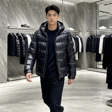 moncler 蒙口 2026秋冬新款连帽羽绒服 军绿、亮黑双色,风格区分清晰,受众全覆盖。 高密防风防水面料,表层顺滑 moncler 蒙口 2026秋冬新款连帽羽绒服 军绿、亮黑双色,风格区分清晰,受众全覆盖。 高密防风防水面料,表层顺滑