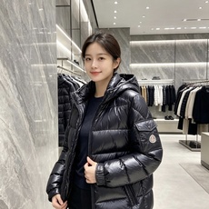 moncler 蒙口 2026秋冬新款连帽羽绒服 军绿、亮黑双色,风格区分清晰,受众全覆盖。 高密防风防水面料,表层顺滑 moncler 蒙口 2026秋冬新款连帽羽绒服 军绿、亮黑双色,风格区分清晰,受众全覆盖。 高密防风防水面料,表层顺滑
