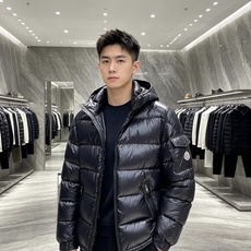 moncler 蒙口 2026秋冬新款连帽羽绒服 军绿、亮黑双色,风格区分清晰,受众全覆盖。 高密防风防水面料,表层顺滑 moncler 蒙口 2026秋冬新款连帽羽绒服 军绿、亮黑双色,风格区分清晰,受众全覆盖。 高密防风防水面料,表层顺滑