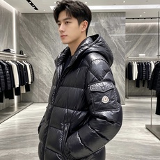 moncler 蒙口 2026秋冬新款连帽羽绒服 军绿、亮黑双色,风格区分清晰,受众全覆盖。 高密防风防水面料,表层顺滑 moncler 蒙口 2026秋冬新款连帽羽绒服 军绿、亮黑双色,风格区分清晰,受众全覆盖。 高密防风防水面料,表层顺滑