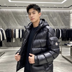 moncler 蒙口 2026秋冬新款连帽羽绒服 军绿、亮黑双色,风格区分清晰,受众全覆盖。 高密防风防水面料,表层顺滑 moncler 蒙口 2026秋冬新款连帽羽绒服 军绿、亮黑双色,风格区分清晰,受众全覆盖。 高密防风防水面料,表层顺滑