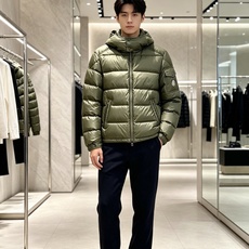 moncler 蒙口 2026秋冬新款连帽羽绒服 军绿、亮黑双色,风格区分清晰,受众全覆盖。 高密防风防水面料,表层顺滑 moncler 蒙口 2026秋冬新款连帽羽绒服 军绿、亮黑双色,风格区分清晰,受众全覆盖。 高密防风防水面料,表层顺滑