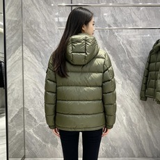 moncler 蒙口 2026秋冬新款连帽羽绒服 军绿、亮黑双色,风格区分清晰,受众全覆盖。 高密防风防水面料,表层顺滑 moncler 蒙口 2026秋冬新款连帽羽绒服 军绿、亮黑双色,风格区分清晰,受众全覆盖。 高密防风防水面料,表层顺滑