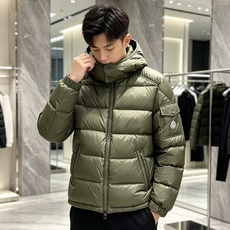 moncler 蒙口 2026秋冬新款连帽羽绒服 军绿、亮黑双色,风格区分清晰,受众全覆盖。 高密防风防水面料,表层顺滑 moncler 蒙口 2026秋冬新款连帽羽绒服 军绿、亮黑双色,风格区分清晰,受众全覆盖。 高密防风防水面料,表层顺滑