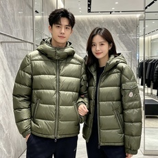 moncler 蒙口 2026秋冬新款连帽羽绒服 军绿、亮黑双色,风格区分清晰,受众全覆盖。 高密防风防水面料,表层顺滑 moncler 蒙口 2026秋冬新款连帽羽绒服 军绿、亮黑双色,风格区分清晰,受众全覆盖。 高密防风防水面料,表层顺滑