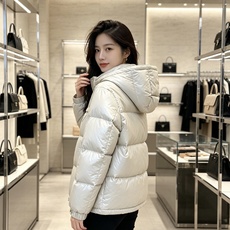 Prada 普拉达 2026秋冬重磅新款|Prada连帽短款羽绒服上新 经典三角金属铭牌,低调轻奢辨识度拉满 高光亮面防 Prada 普拉达 2026秋冬重磅新款|Prada连帽短款羽绒服上新 经典三角金属铭牌,低调轻奢辨识度拉满 高光亮面防