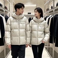 Prada 普拉达 2026秋冬重磅新款|Prada连帽短款羽绒服上新 经典三角金属铭牌,低调轻奢辨识度拉满 高光亮面防 Prada 普拉达 2026秋冬重磅新款|Prada连帽短款羽绒服上新 经典三角金属铭牌,低调轻奢辨识度拉满 高光亮面防