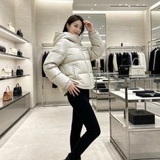 Prada 普拉达 2026秋冬重磅新款|Prada连帽短款羽绒服上新 经典三角金属铭牌,低调轻奢辨识度拉满 高光亮面防 Prada 普拉达 2026秋冬重磅新款|Prada连帽短款羽绒服上新 经典三角金属铭牌,低调轻奢辨识度拉满 高光亮面防