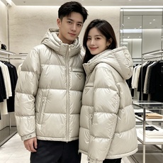 Prada 普拉达 2026秋冬重磅新款|Prada连帽短款羽绒服上新 经典三角金属铭牌,低调轻奢辨识度拉满 高光亮面防 Prada 普拉达 2026秋冬重磅新款|Prada连帽短款羽绒服上新 经典三角金属铭牌,低调轻奢辨识度拉满 高光亮面防