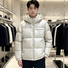 Prada 普拉达 2026秋冬重磅新款|Prada连帽短款羽绒服上新 经典三角金属铭牌,低调轻奢辨识度拉满 高光亮面防 Prada 普拉达 2026秋冬重磅新款|Prada连帽短款羽绒服上新 经典三角金属铭牌,低调轻奢辨识度拉满 高光亮面防
