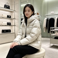 Prada 普拉达 2026秋冬重磅新款|Prada连帽短款羽绒服上新 经典三角金属铭牌,低调轻奢辨识度拉满 高光亮面防 Prada 普拉达 2026秋冬重磅新款|Prada连帽短款羽绒服上新 经典三角金属铭牌,低调轻奢辨识度拉满 高光亮面防