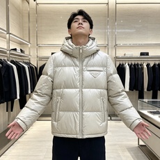 Prada 普拉达 2026秋冬重磅新款|Prada连帽短款羽绒服上新 经典三角金属铭牌,低调轻奢辨识度拉满 高光亮面防 Prada 普拉达 2026秋冬重磅新款|Prada连帽短款羽绒服上新 经典三角金属铭牌,低调轻奢辨识度拉满 高光亮面防