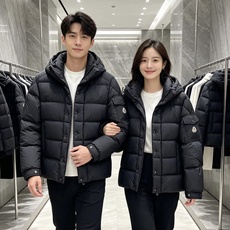 Moncler 蒙口 2026冬季御寒王牌|蒙口经典方格短款连帽羽绒 黑白双色齐发,百搭不出错,覆盖所有客户穿搭需求。 Moncler 蒙口 2026冬季御寒王牌|蒙口经典方格短款连帽羽绒 黑白双色齐发,百搭不出错,覆盖所有客户穿搭需求。