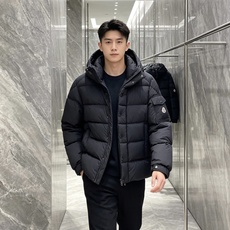 Moncler 蒙口 2026冬季御寒王牌|蒙口经典方格短款连帽羽绒 黑白双色齐发,百搭不出错,覆盖所有客户穿搭需求。 Moncler 蒙口 2026冬季御寒王牌|蒙口经典方格短款连帽羽绒 黑白双色齐发,百搭不出错,覆盖所有客户穿搭需求。