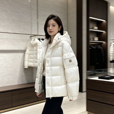 Moncler 蒙口 2026冬季御寒王牌|蒙口经典方格短款连帽羽绒 黑白双色齐发,百搭不出错,覆盖所有客户穿搭需求。 Moncler 蒙口 2026冬季御寒王牌|蒙口经典方格短款连帽羽绒 黑白双色齐发,百搭不出错,覆盖所有客户穿搭需求。
