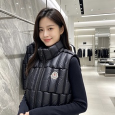 蒙口 2026秋冬新款Moncler立领羽绒马甲 经典竖条分段充绒工艺,锁温不跑绒,轻量化无厚重感 纯黑百搭底色,胸口圆 蒙口 2026秋冬新款Moncler立领羽绒马甲 经典竖条分段充绒工艺,锁温不跑绒,轻量化无厚重感 纯黑百搭底色,胸口圆