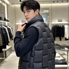 Moncler 蒙口 2026秋冬百搭立领羽绒马甲 ▫️填充工艺:方格分仓锁绒,均匀蓬松,持久保暖不跑绒 ▫️版型设计: Moncler 蒙口 2026秋冬百搭立领羽绒马甲 ▫️填充工艺:方格分仓锁绒,均匀蓬松,持久保暖不跑绒 ▫️版型设计: