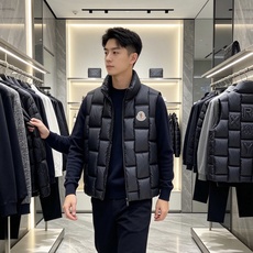 Moncler 蒙口 2026秋冬百搭立领羽绒马甲 ▫️填充工艺:方格分仓锁绒,均匀蓬松,持久保暖不跑绒 ▫️版型设计: Moncler 蒙口 2026秋冬百搭立领羽绒马甲 ▫️填充工艺:方格分仓锁绒,均匀蓬松,持久保暖不跑绒 ▫️版型设计: