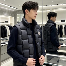 Moncler 蒙口 2026秋冬百搭立领羽绒马甲 ▫️填充工艺:方格分仓锁绒,均匀蓬松,持久保暖不跑绒 ▫️版型设计: Moncler 蒙口 2026秋冬百搭立领羽绒马甲 ▫️填充工艺:方格分仓锁绒,均匀蓬松,持久保暖不跑绒 ▫️版型设计: