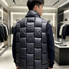 Moncler 蒙口 2026秋冬百搭立领羽绒马甲 ▫️填充工艺:方格分仓锁绒,均匀蓬松,持久保暖不跑绒 ▫️版型设计: Moncler 蒙口 2026秋冬百搭立领羽绒马甲 ▫️填充工艺:方格分仓锁绒,均匀蓬松,持久保暖不跑绒 ▫️版型设计: