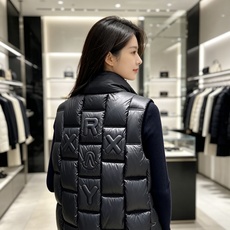 Moncler 蒙口 2026秋冬百搭立领羽绒马甲 ▫️填充工艺:方格分仓锁绒,均匀蓬松,持久保暖不跑绒 ▫️版型设计: Moncler 蒙口 2026秋冬百搭立领羽绒马甲 ▫️填充工艺:方格分仓锁绒,均匀蓬松,持久保暖不跑绒 ▫️版型设计: