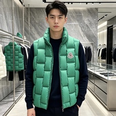 Moncler 蒙口 2026秋冬百搭立领羽绒马甲 ▫️填充工艺:方格分仓锁绒,均匀蓬松,持久保暖不跑绒 ▫️版型设计: Moncler 蒙口 2026秋冬百搭立领羽绒马甲 ▫️填充工艺:方格分仓锁绒,均匀蓬松,持久保暖不跑绒 ▫️版型设计: