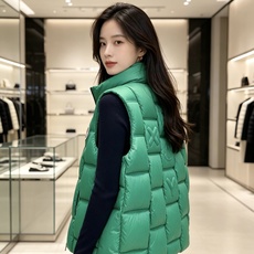 Moncler 蒙口 2026秋冬百搭立领羽绒马甲 ▫️填充工艺:方格分仓锁绒,均匀蓬松,持久保暖不跑绒 ▫️版型设计: Moncler 蒙口 2026秋冬百搭立领羽绒马甲 ▫️填充工艺:方格分仓锁绒,均匀蓬松,持久保暖不跑绒 ▫️版型设计: