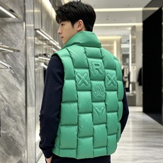 Moncler 蒙口 2026秋冬百搭立领羽绒马甲 ▫️填充工艺:方格分仓锁绒,均匀蓬松,持久保暖不跑绒 ▫️版型设计: Moncler 蒙口 2026秋冬百搭立领羽绒马甲 ▫️填充工艺:方格分仓锁绒,均匀蓬松,持久保暖不跑绒 ▫️版型设计: