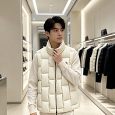 Moncler 蒙口 2026秋冬百搭立领羽绒马甲 ▫️填充工艺:方格分仓锁绒,均匀蓬松,持久保暖不跑绒 ▫️版型设计: Moncler 蒙口 2026秋冬百搭立领羽绒马甲 ▫️填充工艺:方格分仓锁绒,均匀蓬松,持久保暖不跑绒 ▫️版型设计: