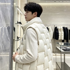 Moncler 蒙口 2026秋冬百搭立领羽绒马甲 ▫️填充工艺:方格分仓锁绒,均匀蓬松,持久保暖不跑绒 ▫️版型设计: Moncler 蒙口 2026秋冬百搭立领羽绒马甲 ▫️填充工艺:方格分仓锁绒,均匀蓬松,持久保暖不跑绒 ▫️版型设计: