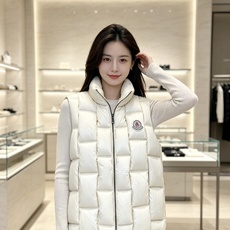 Moncler 蒙口 2026秋冬百搭立领羽绒马甲 ▫️填充工艺:方格分仓锁绒,均匀蓬松,持久保暖不跑绒 ▫️版型设计: Moncler 蒙口 2026秋冬百搭立领羽绒马甲 ▫️填充工艺:方格分仓锁绒,均匀蓬松,持久保暖不跑绒 ▫️版型设计: