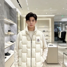 Moncler 蒙口 2026秋冬百搭立领羽绒马甲 ▫️填充工艺:方格分仓锁绒,均匀蓬松,持久保暖不跑绒 ▫️版型设计: Moncler 蒙口 2026秋冬百搭立领羽绒马甲 ▫️填充工艺:方格分仓锁绒,均匀蓬松,持久保暖不跑绒 ▫️版型设计: