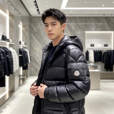 最高版本 Moncler 蒙口 2026秋冬玛雅经典连帽羽绒服 品牌常青热销玛雅基础版型 分段方格锁绒填充,轻盈蓬松,上 最高版本 Moncler 蒙口 2026秋冬玛雅经典连帽羽绒服 品牌常青热销玛雅基础版型 分段方格锁绒填充,轻盈蓬松,上