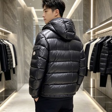 最高版本 Moncler 蒙口 2026秋冬玛雅经典连帽羽绒服 品牌常青热销玛雅基础版型 分段方格锁绒填充,轻盈蓬松,上 最高版本 Moncler 蒙口 2026秋冬玛雅经典连帽羽绒服 品牌常青热销玛雅基础版型 分段方格锁绒填充,轻盈蓬松,上