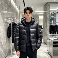最高版本 Moncler 蒙口 2026秋冬玛雅经典连帽羽绒服 品牌常青热销玛雅基础版型 分段方格锁绒填充,轻盈蓬松,上 最高版本 Moncler 蒙口 2026秋冬玛雅经典连帽羽绒服 品牌常青热销玛雅基础版型 分段方格锁绒填充,轻盈蓬松,上