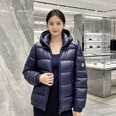 最高版本 Moncler 蒙口 2026秋冬玛雅经典连帽羽绒服 品牌常青热销玛雅基础版型 分段方格锁绒填充,轻盈蓬松,上 最高版本 Moncler 蒙口 2026秋冬玛雅经典连帽羽绒服 品牌常青热销玛雅基础版型 分段方格锁绒填充,轻盈蓬松,上