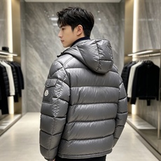 最高版本 Moncler 蒙口 2026秋冬玛雅经典连帽羽绒服 品牌常青热销玛雅基础版型 分段方格锁绒填充,轻盈蓬松,上 最高版本 Moncler 蒙口 2026秋冬玛雅经典连帽羽绒服 品牌常青热销玛雅基础版型 分段方格锁绒填充,轻盈蓬松,上