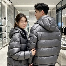 最高版本 Moncler 蒙口 2026秋冬玛雅经典连帽羽绒服 品牌常青热销玛雅基础版型 分段方格锁绒填充,轻盈蓬松,上 最高版本 Moncler 蒙口 2026秋冬玛雅经典连帽羽绒服 品牌常青热销玛雅基础版型 分段方格锁绒填充,轻盈蓬松,上