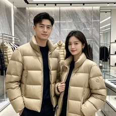Moncler 蒙口 2026秋冬新款立领羽绒服 甄选95高品质白鸭绒填充,蓬松度拉满,轻软上身毫无负重感 极简立领双拉 Moncler 蒙口 2026秋冬新款立领羽绒服 甄选95高品质白鸭绒填充,蓬松度拉满,轻软上身毫无负重感 极简立领双拉