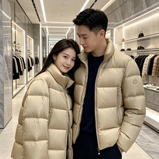 Moncler 蒙口 2026秋冬新款立领羽绒服 甄选95高品质白鸭绒填充,蓬松度拉满,轻软上身毫无负重感 极简立领双拉 Moncler 蒙口 2026秋冬新款立领羽绒服 甄选95高品质白鸭绒填充,蓬松度拉满,轻软上身毫无负重感 极简立领双拉