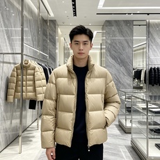 Moncler 蒙口 2026秋冬新款立领羽绒服 甄选95高品质白鸭绒填充,蓬松度拉满,轻软上身毫无负重感 极简立领双拉 Moncler 蒙口 2026秋冬新款立领羽绒服 甄选95高品质白鸭绒填充,蓬松度拉满,轻软上身毫无负重感 极简立领双拉